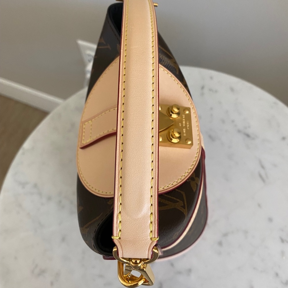 Louis Vuitton Duffle Bag - Picture 4 of 9